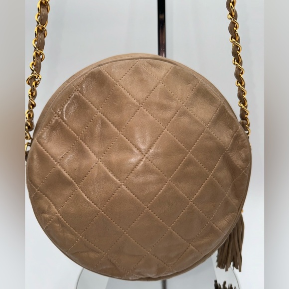 Chanel-Authentic-Vintage- Round Tassel Crossbody Bag Quited Gold matelasse chain - Picture 4 of 14